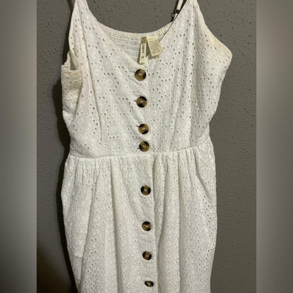 Elegant White Button-Down Dress - Picture 3 of 6
